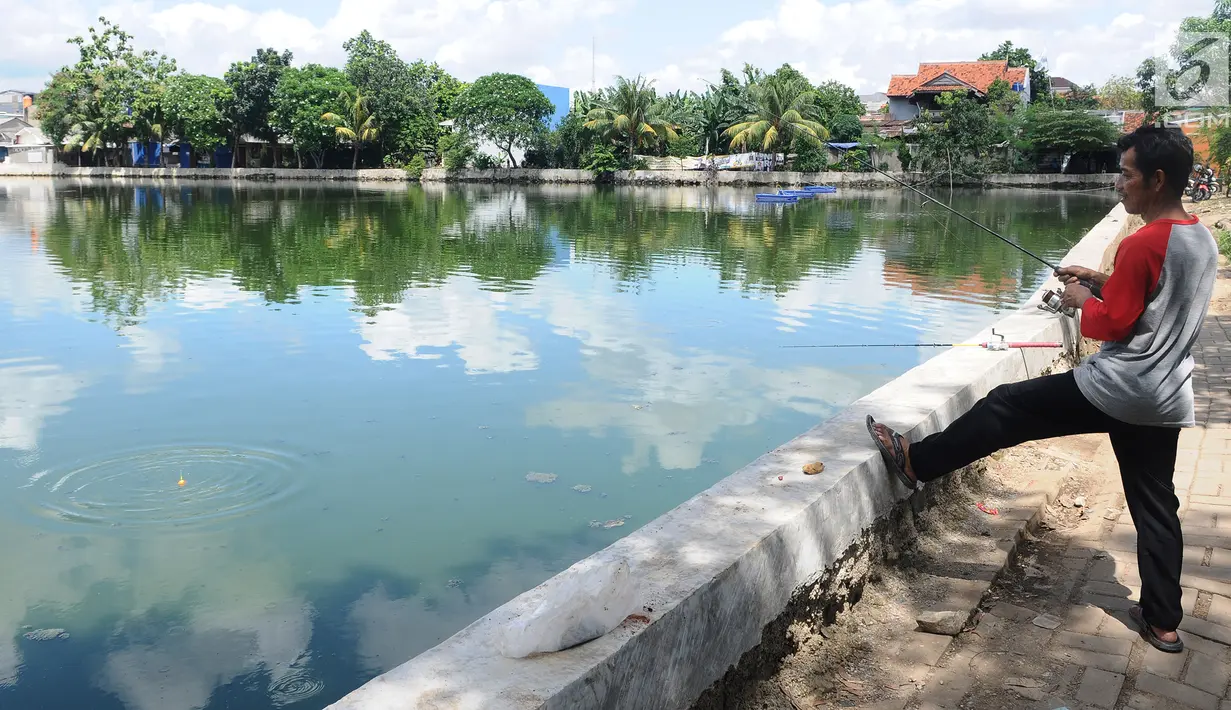 Warga sedang memancing di Situ Pladen yang sudah dipasangi alat plasma nano bubble di Depok, Jawa Barat, Rabu (20/3). Pemasangan teknologi  nano bubble di Situ Pladen tersebut untuk mengurangi pencemaran air di Kota Depok. (Liputan6.com/Herman Zakharia)