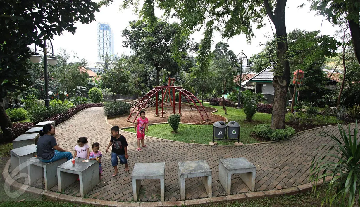 Anak-anak bermain di sekitar Taman Salam, Pasar Minggu, Jakarta, Selasa (18/10). Taman yang letaknya tersembunyi di antara pemukiman warga tersebut menjadi lokasi favorit bagi warga sekitar untuk melepas penat. (Liputan6.com/Immanuel Antonius)