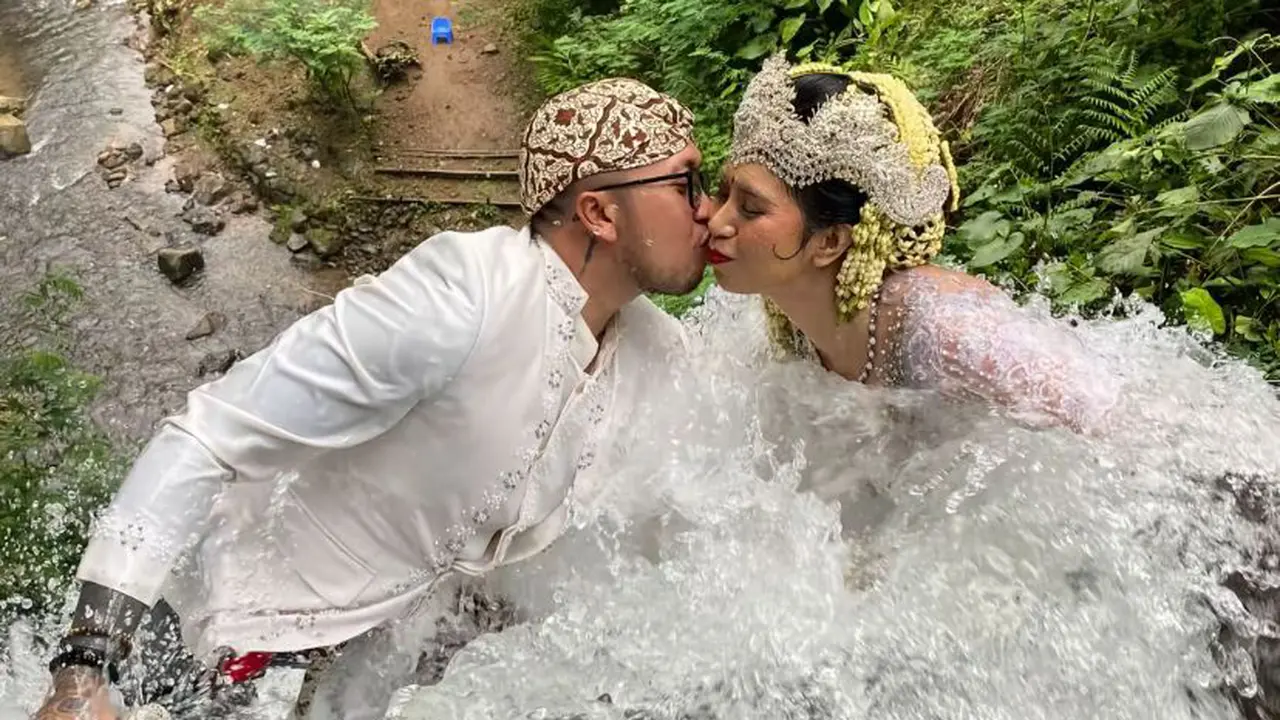 Ajeng dan Wikky yang menggelar akad nikah di curug Dayang Sumbi