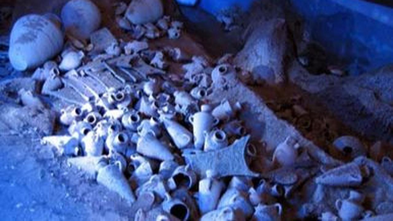 Dalam muatannya yang mencapai lebih dari 20 ton, terdapat berbagai jenis kargo termasuk bahan mentah dan barang jadi, yang merepresentasikan budaya dari Mikenai (Mycenae) hingga Mesir Kuno.
