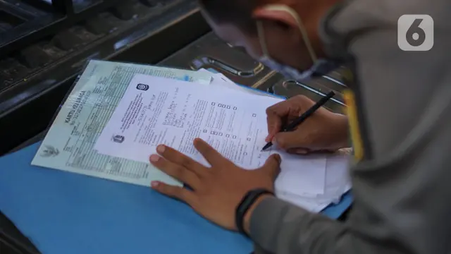 Tanpa Masker, Warga Kena Hukuman Sapu Jalanan