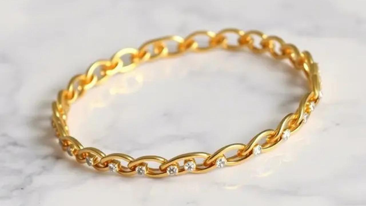 Pilih Gelang Emas Model Polos atau Berlian? Ini Plus-Minusnya