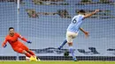 Pemian Manchester City, Rodrigo, mencetak gol lewat penalti ke gawang Tottenham Hotspur pada laga Liga Inggris di Stadion Etihad, Sabtu (13/2/2021). City menang dengan skor 3-0. (Shaun Botterhill/Pool via AP)