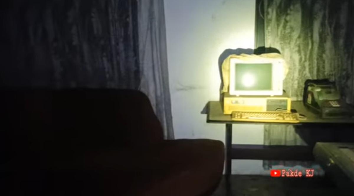 Bak Istana, Rumah Miliarder Tiga Lantai Terbengkalai