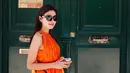Calon istri Jeje Govinda ini juga terlihat fashionable dan kekinian. Dengan memakai dress oranye seperti ini, Syahnaz semakin cantik dengan kacamata hitamnya yang hitz banget. (Instagram/syahnazs)