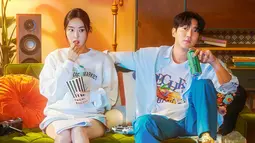 Love is for Suckers berkisah tentang persahabatan Goo Yeo Reum (Lee Da Hee) dan Park Jae Hoon (Choi Si Won) yang telah terjalin 20 tahun. Namun setelah bekerja sama dalam acara reality show soal kencan, benih cinta mendadak timbul di hati keduanya. Drakor ini tayang 5 Oktober. (Foto: ENA via Soompi)