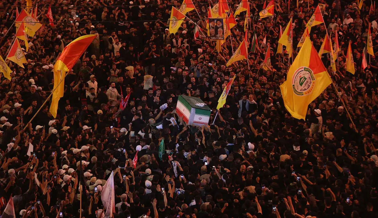 Para pelayat mengikuti prosesi pemakaman mendiang pemimpin tertinggi Iran Ayatollah Ali Khamenei di Makam Imam Hussein di Karbala Iraq, Kamis,  9 Juli 2026. (AFP/ Ahmad Al-Rubaye)