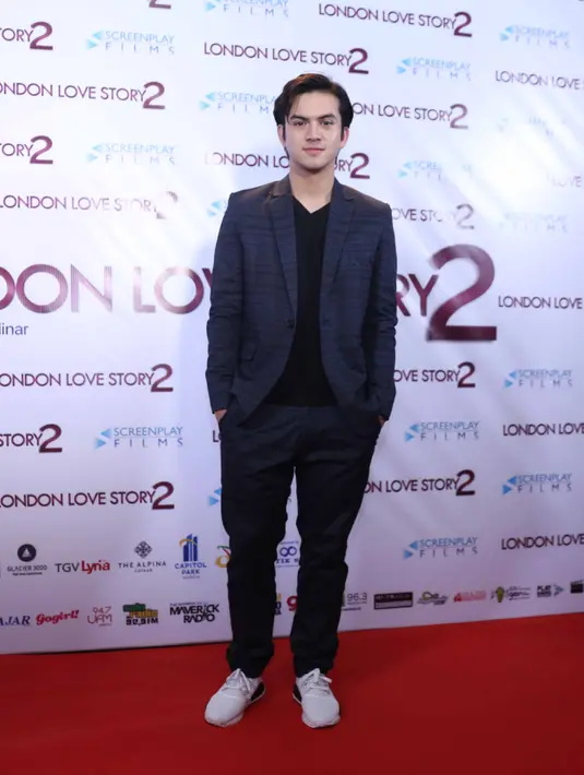 Dalam film London Love Story 2, Rizky Nazar menjadi seorang chef di Eropa.  Ia juga memendam perasaan cinta pada Caramel (Michelle Ziudith)  yang sudah berkomitmen dengan Dave yang diperankan Dimas Anggara. (Nurwahyunan/Bintang.com)