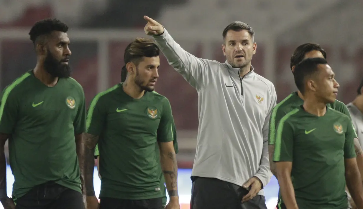 Pelatih Timnas Indonesia, Simon McMenemy, saat latihan jelang laga kualifikasi Piala Dunia di SUGBK, Jakarta, Senin (2/9). Indonesia akan berhadapan dengan Malaysia. (Bola.com/M Iqbal Ichsan)