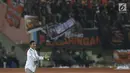 Pelatih PSMS, Djajang Nurdjaman memberi arahan pada timnya saat laga pertama semifinal Piala Presiden 2018 melawan Persija di Stadion Manahan, Solo, Jawa Tengah, Sabtu (10/2). Persija menang 4-1. (Liputan6.com/Helmi Fithriansyah)