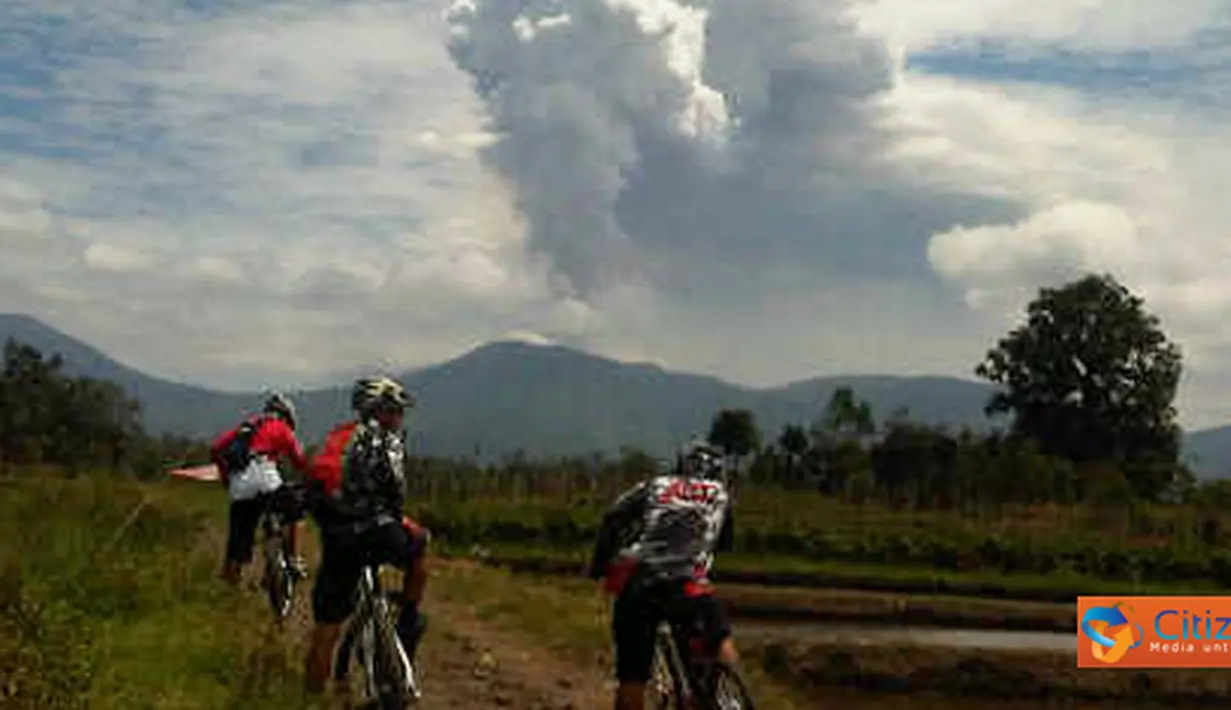 Citizen6, Minahasa: Gunung Soputan kembali meletus disertai asap tebal sekitar pukul 13.00 WITA, Minggu (14/8). Foto ini diambil oleh anggota sepeda Manado Cycling Mania (MCM) yang sedang melakukan cross country (xc). (Pengirim: Dino Gobel)