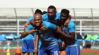 Pemain PBFC. Patrich Wanggai (tengah) berfoto dengan rekan setimnya jelang latihan resmi final Piala Presiden 2017 di Stadion Pakansari, Kab Bogor, Sabtu (11/3). Di final, PBFC akan melawan Arema FC, Minggu (12/3). (Liputan6.com/Helmi Fithriansyah) 