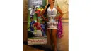 Saat menyambut para pemain legendaris dunia di Hotel Shangri-La, Jakarta, Jupe mengenakan mini dress berlogo burung Garuda, Kamis (5/6/14). (Liputan6.com/Miftahul Hayat)