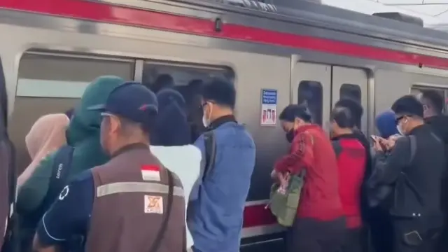 Penumpang Menumpuk di Stasiun Depok Baru Pasca Pembatalan Tujuh Perjalanan KRL