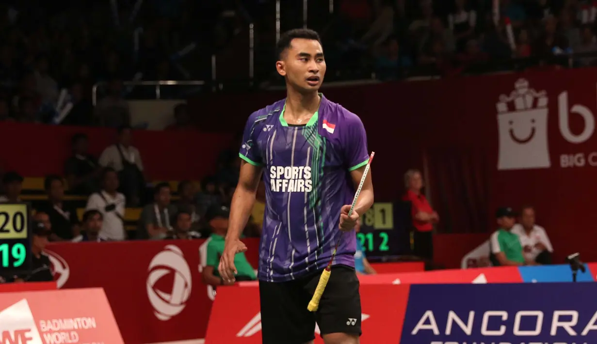 Setelah menang mudah di gim kedua, Tommy harus kalah tipis di gim terakhir. (Bola.com/Arief Bagus)