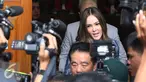 Pembawa acara Cathy Sharon memberikan keterangan kepada awak media usai menjalani sidang perceraian di PN Jakarta Selatan, Senin (7/3). Sidang beragendakan pembacaan saksi dari pihak tergugat (Cathy Sharon). (Liputan6.com/Herman Zakharia)