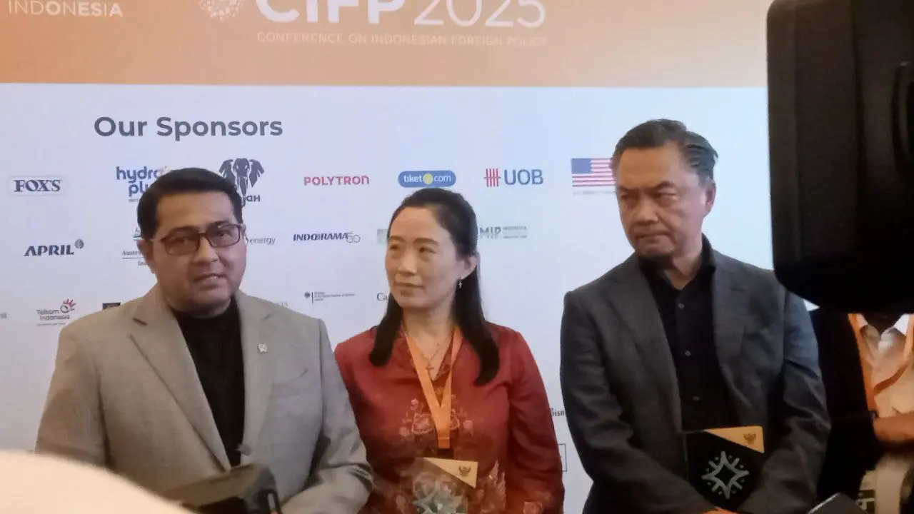 Menteri Ekonomi Kreatif Teuku Riefky Harsya, Presiden IDN Global Natalia Widjaja, dan Pendiri FPCI Dr. Dino Patti Djalal, dalam peluncuran Inisiatif 1.000 Diaspora Kreatif pada Conference on Indonesian Foreign Policy (CIFP) 2025 di Jakarta, Sabtu (29/11/2