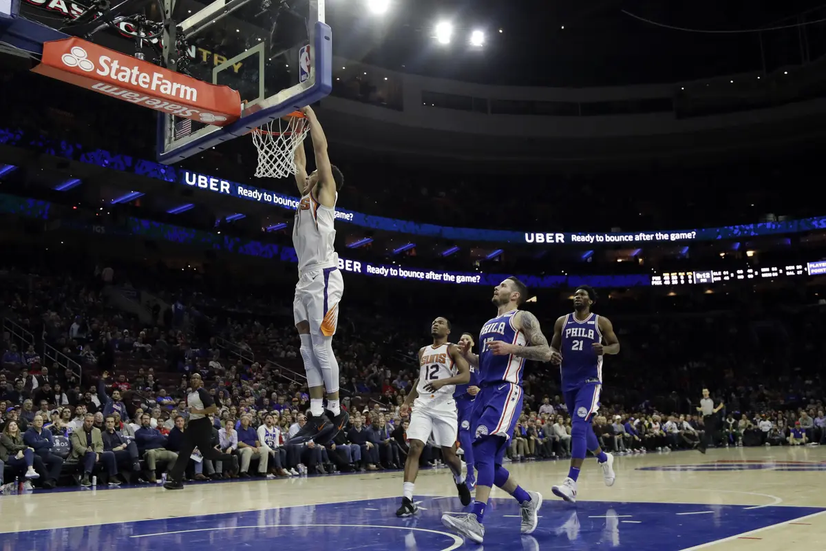 Devin Booker melakukan dunk