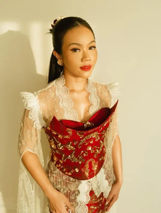 Dalam perayaan HUT ke-80 Republik Indonesia di Monas, Jakarta, Yura mencuri perhatian dengan gaya kebaya modern yang dipadu sentuhan glamor. [@yurayunita].