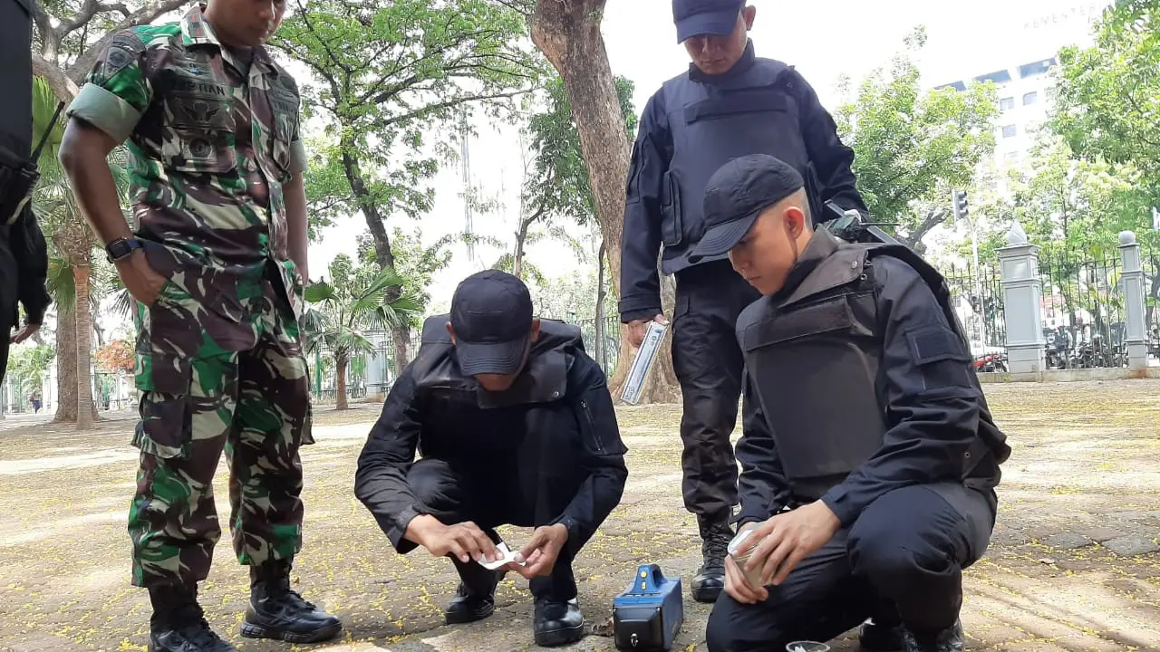 Olah TKP ledakan di Monas