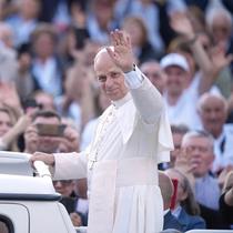 Paus Leo XIV menyapa para peziarah dari Kroasia di Lapangan Santo Petrus, Vatikan, Selasa (7/10/2025). (Dok. AP/Andrew Medichini)