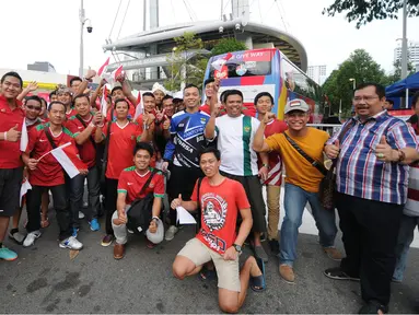 Ratusan suporter mendatangi Stadion Jalan Besar, Singapura untuk menyaksikan laga timnas Indonesia U-23 melawan Kamboja, Sabtu (6/6/2015). Tampak, para suporter berfoto bersama di depan Stadion Jalan Besar, Singapura. (Liputan6.com/Helmi Fithriansyah) 
