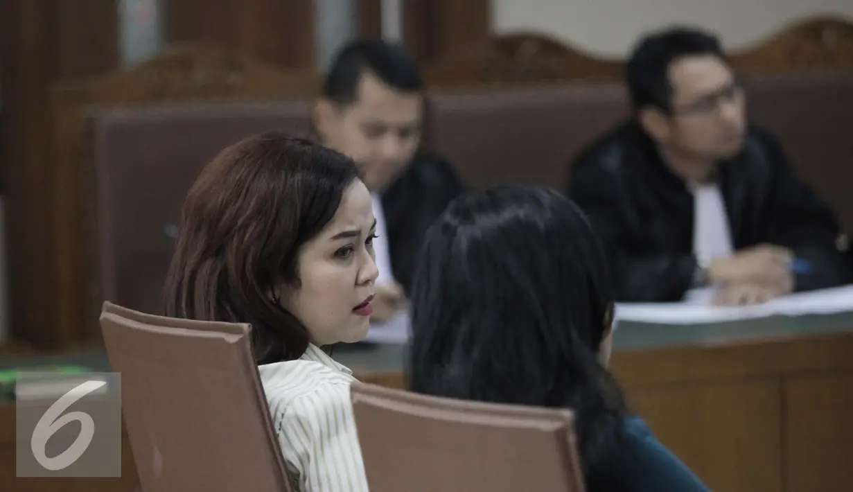 Dessy Ariyati Edwin (kanan) saat menjalani sidang putusan di Pengadilan Tipikor Jakarta, Rabu (7/9). Dessy divonis empat tahun penjara dan denda Rp200 juta subsider dua bulan. (Liputan6.com/Helmi Afandi)