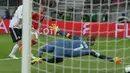 Kiper Jerman, Manuel Neuer, berusaha menepis bola tendangan gelandang Austria, Florian Grillitsch, pada laga persahabatan di Stadion Woerthersee, Klagenfurt, Sabtu (2/6/2018). Austria menang 2-1 atas Jerman. (Bola.com/Reza Khomaini)
