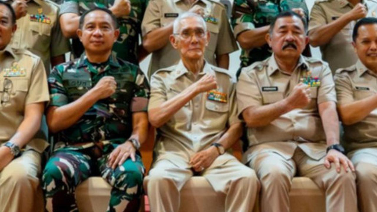 Momen Hangat Panglima TNI dan Jenderal Sepuh Try Sutrisno, Eratkan Tali Keprajuritan