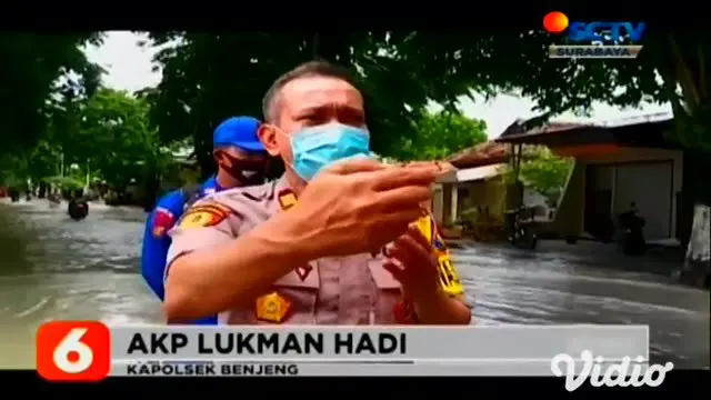 Genangan banjir setinggi 80 centimeter, menggenangi sejumlah ruas jalan raya di Desa Morowudi, Kabupaten Gresik, Jawa Timur, yang mengakibatkan warga terpaksa menutup akses jalan.