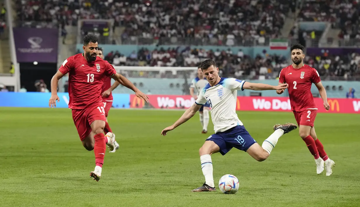 Gelandang Inggris, Mason Mount berusaha mencetak gol dari kawalan pemain Iran, Hossein Kanaanizadegan selama pertandingan grup B Piala Dunia  2022 Qatar di Stadion Internasional Khalifa di Doha, Qatar, Senin (21/11/2022). Inggris menang telak atas Iran dengan skor 6-2. (AP Photo/Martin Meisner)