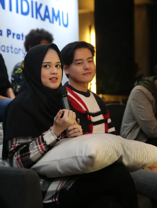 Cut Meyriska dan Roger Danuarta hadir dalam prescon film Berhenti Dikamu, kamis (30/1/2020). (Adrian Putra/Fimela.com)