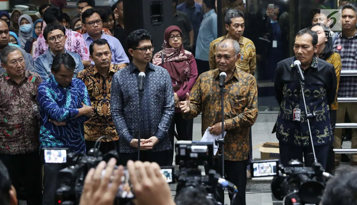 Ketua KPK, Agus Rahardjo (tengah) memberi keterangan di Gedung KPK, Jakarta, Kamis (12/9/2019). Keterangan terkait bantahan atas penyataan Wakil Ketua KPK, Alexander Marwata yang menyebut pengumuman pelanggaran kode etik tidak diketahui oleh semua pimpinan KPK. (Liputan6.com/Helmi Fithriansyah)