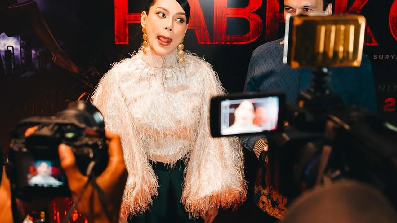 Potret Erika Carlina Hadir di Gala Premier Film 'PABRIK GULA', Oufitnya Keren dan Tak Pernah Gagal