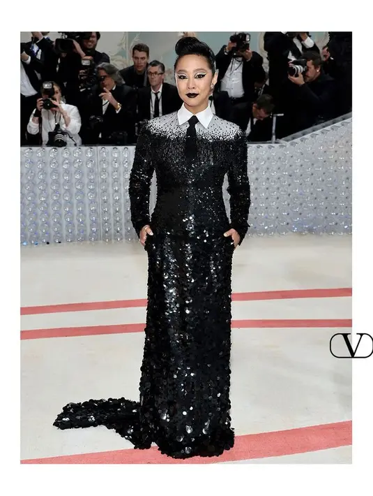 Tak ada yang bisa mengalahkan pesona gaun sequin hitam putih dari Stephanie Hsu. Dress dari Valentino tersebut di-styling dengan kemeja putih dan dasi hitam. [Foto: @maisonvalentino]