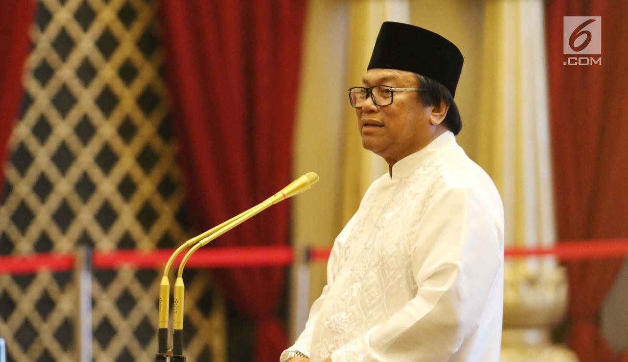 Ketua DPD Oesman Sapta Oedang memberi sambutan saat buka bersama di kediamannya di Kuningan, Jakarta, Selasa (6/6). Buka puasa bersama tersebut untuk menjalin silahturahmi antara DPD RI dengan Presiden. (Liputan6.com/Angga Yuniar)