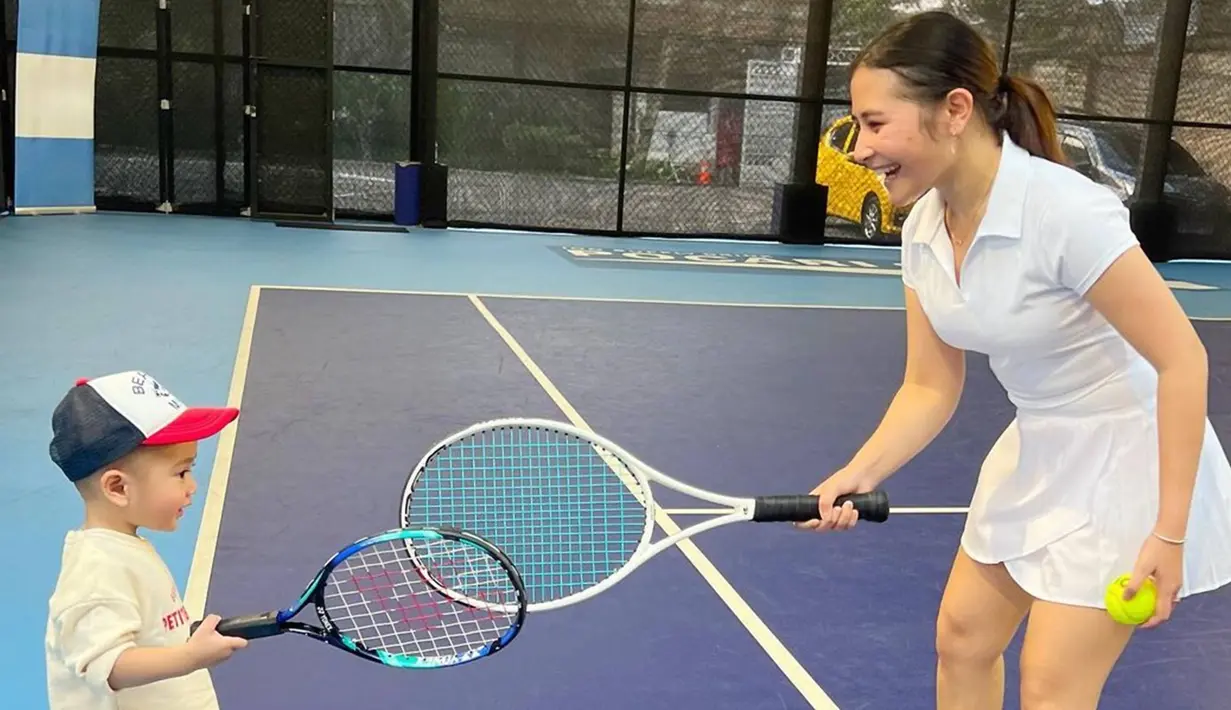 Sebagai salah satu selebriti yang sukses di dunia hiburan dan bisnis sejak muda. Prilly Latuconsina memang memiliki segudang hobi dan suka mencoba hal baru. Keseruannya bermain tenis dengan ditemani Cipung ini pun tidak luput dari sorotan karena keduanya yang tampil menggemaskan. (Liputan6.com/IG/@prillylatuconsina96)
