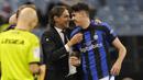<p>Pelatih Inter Milan, Simone Inzaghi (tengah) merayakan kemenangan bersama pemainnya Alessandro Bastoni setelah mengalahkan AC Milan 2022/2023 pada laga Piala Super Italia yang berlangsung di Stadion Internasional King Fahd, Riyadh, Arab Saudi, pada Kamis (19/1/2023) dini hari WIB. Tiga gol Nerazzurri dicetak oleh Federico Dimarco (10'), Edin Dzeko (21&rsquo;), dan Lautaro Martinez (78&rsquo;).&nbsp;(AP Photo/Hussein Malla)</p>