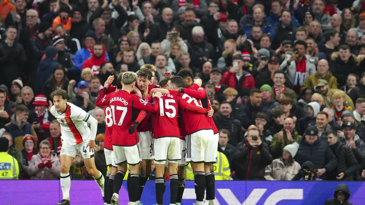 Selebrasi pemain MU saat menjebol gawang Luton Town di lanjutan Liga Inggris