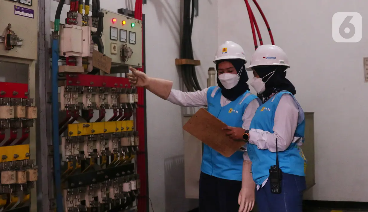 Petugas wanita PLN UID Jakarta Raya melakukan pengecekan gardu distribusi listrik di jalan M.H Tamrin, Jakarta, Rabu (20/4/2022). Jelang peringatan Hari Kartini, perempuan PLN UID Jakarta Raya yang bertugas di lapangan tetap menjaga keandalan kelistrikan Jakarta.  (Liputan6.com/Angga Yuniar)