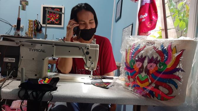 Produksi masker sulam tumpar buatan Meriana kini terus diburu masyarakat.