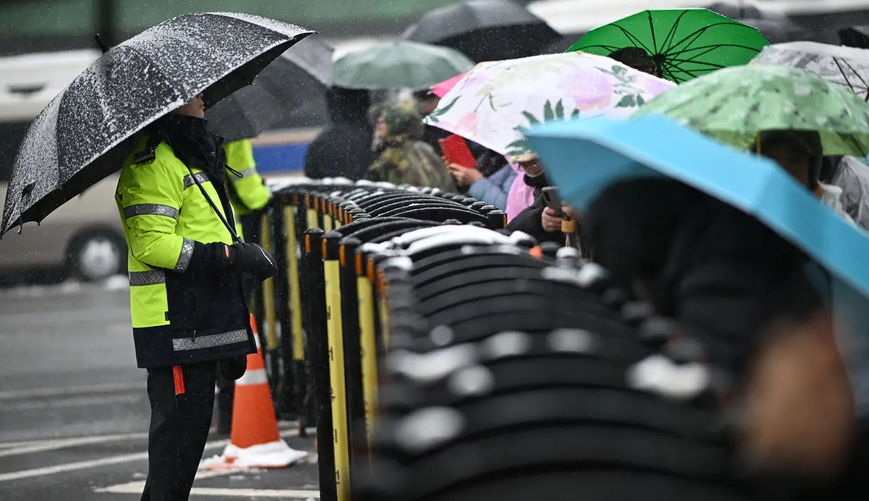 Aksi unjuk rasa pendukung Presiden Korea Selatan yang dimakzulkan, Yoon Suk Yeol, mendapat penjagaan ketat pihak kepolisian setempat. (Philip FONG/AFP)
