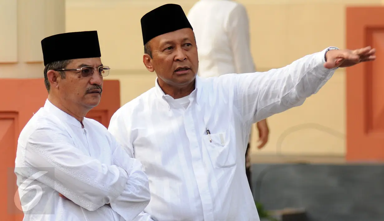 Wakasad, Letjen TNI M Erwin Syafitri (kiri) dan Pangdam Jaya, Mayjen TNI Teddy Lhaksmana jelang mengikuti doa bersama di Monumen Pancasila Sakti, Jakarta (30/9/2015). Doa bersama dalam rangka Hari Kesaktian Pancasila. (Liputan6.com/Helmi Fithriansyah)
