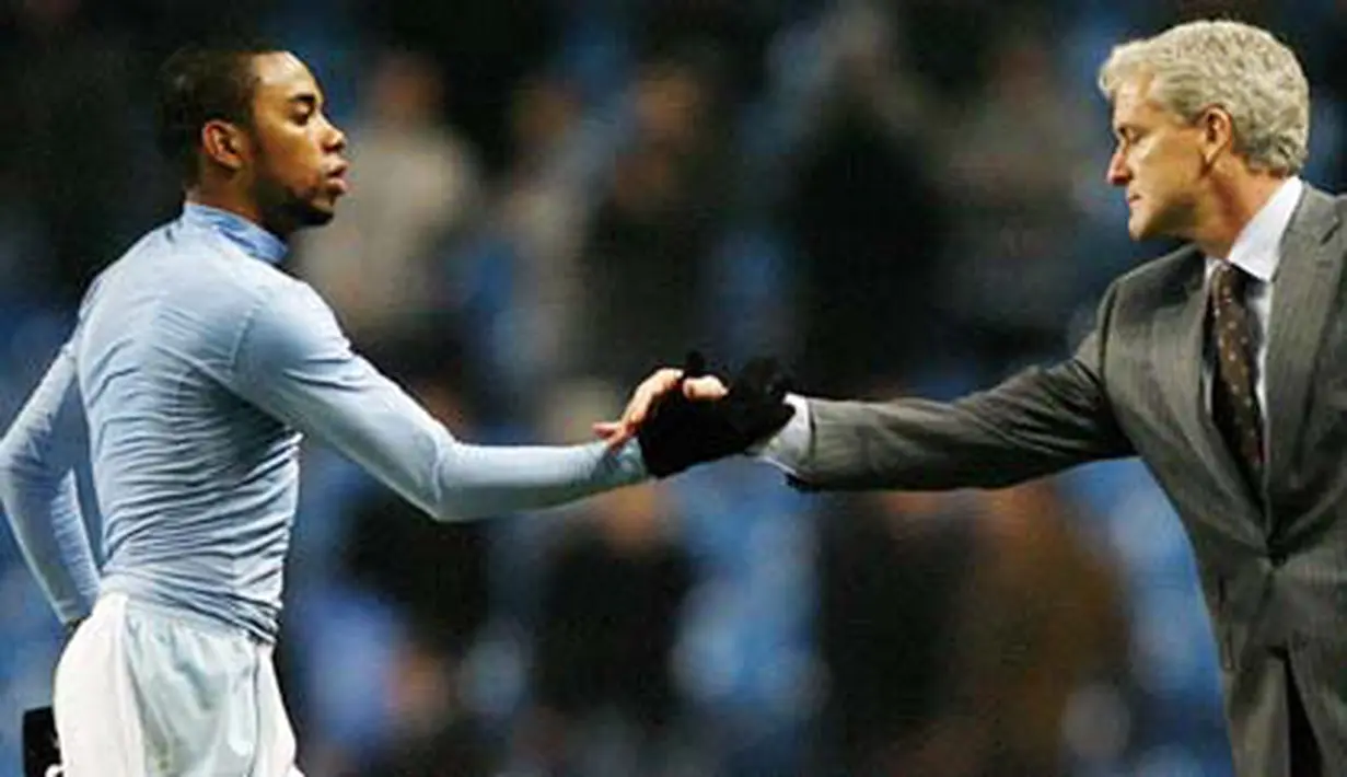 Manchester City's striker Robinho shakes hands with manager Mark Hughes after winning their Premier League football match against Newcastle at the City Of Manchester Stadium in Manchester on January 28, 2009. AFP PHOTO/Glyn Kirk