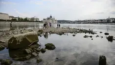 Orang-orang mengambil foto di ujung selatan Pulau Margaret, yang dapat dilihat karena rendahnya permukaan air Sungai Danube. di Budapest, Hungaria (9/8/2022). Ketinggian air Sungai Danube turun satu setengah meter dalam tiga minggu di dekat Budapest, sementara prakiraan hidrologi menunjukkan bahwa tidak ada penambahan curah hujan yang diharapkan untuk saat ini. (AP Photo/Anna Szilagyi)