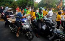 FOTO: Menumbuhkan Sikap Toleransi, Umat Hindu di Cinere Membagikan Makanan Buka Puasa untuk Warga Membutuhkan