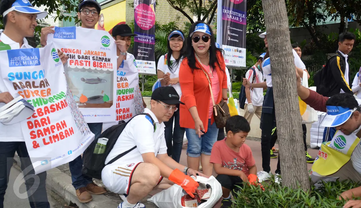 Para komunitas peduli lingkungan saat turut serta dalam aksi Clean Up di Jakarta, Minggu (21/2). Aksi ini diselenggarakan untuk menuju Indonesia Bebas Sampah 2020. (Liputan6.com/Helmi Afandi)