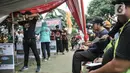 Sejumlah juri saat menyaksikan peserta lomba katapel saat Gebyar Budaya Nganten Temat II di RPTRA Dahlia, Kramat Jati, Jakarta Timur, Minggu (26/6/2022). Lomba katapel itu dalam rangka memeriahkan Gebyar Budaya Nganten Temat yang merupakan rangkaian dari perayaan HUT ke-495 DKI Jakarta. (merdeka.com/Iqbal S Nugroho)