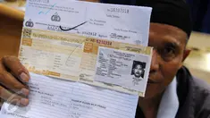 Seorang warga menunjukan surat perpanjangan kendaraan di kantor Samsat Jakarta, Senin (15/2/2016). Pelayanan pajak kendaraan bermotor terus ditingkatkan dari segi kinerja dan pelayanan demi kepuasan masyarakat. (Liputan6.com/Helmi Afandi)