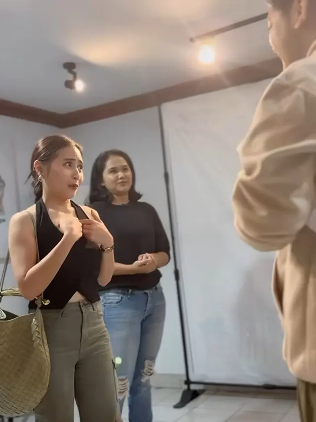 Prilly Latuconsina Pakai Bahasa Isyarat